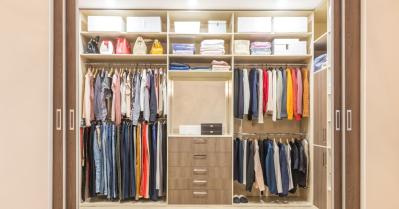 ตู้เสื้อผ้าลอยตัว vs ตู้เสื้อผ้า Built-in